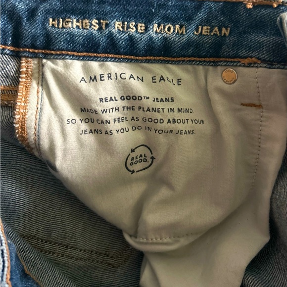 American Eagle Highest Rise Mom Distressed Jeans size 10 Short - Picture 2 of 5